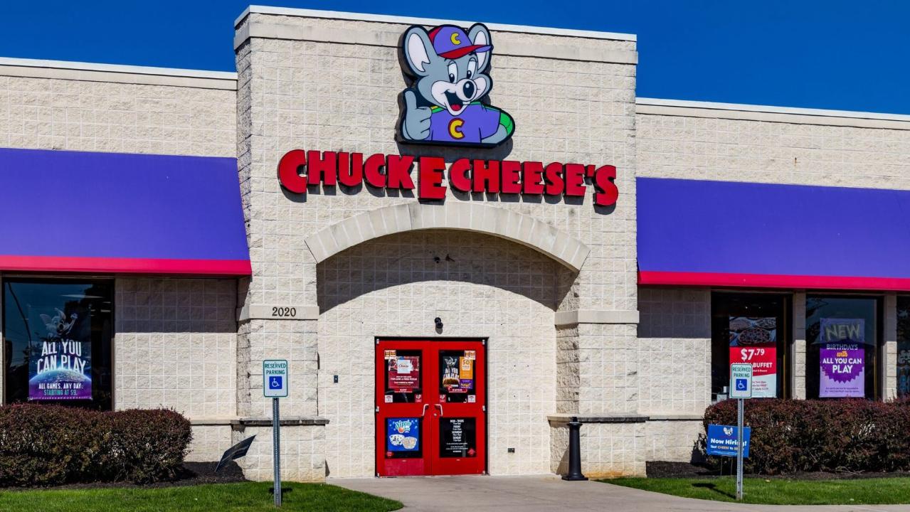 Chuck E. Cheese denies rumors that they splice together uneaten slices to form fresh pizzas