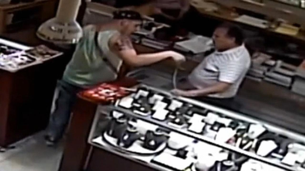 Jewelry thief thwarted by 74-year-old store owner in Florida