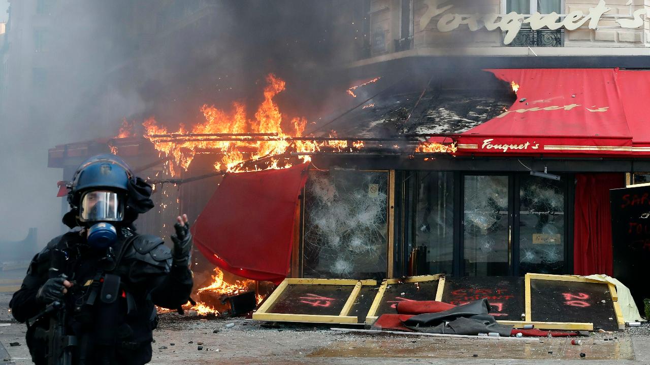 Protestors set fire to bank in Paris, France