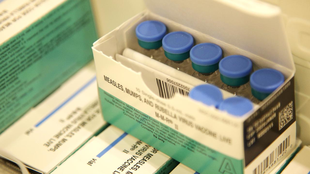 How does New York plan to contain the largest measles outbreak in decades?