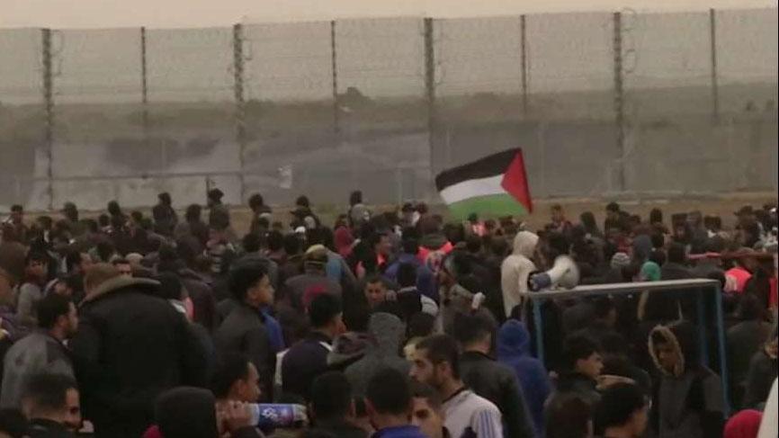 Thousands of Palestinians gather to mark one year of weekly border protests