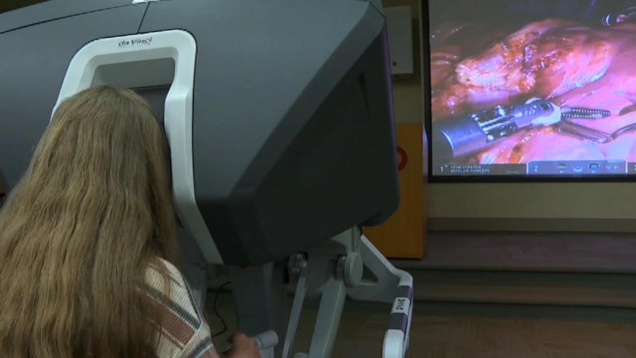 Aspiring medical students get a chance to use surgical robots