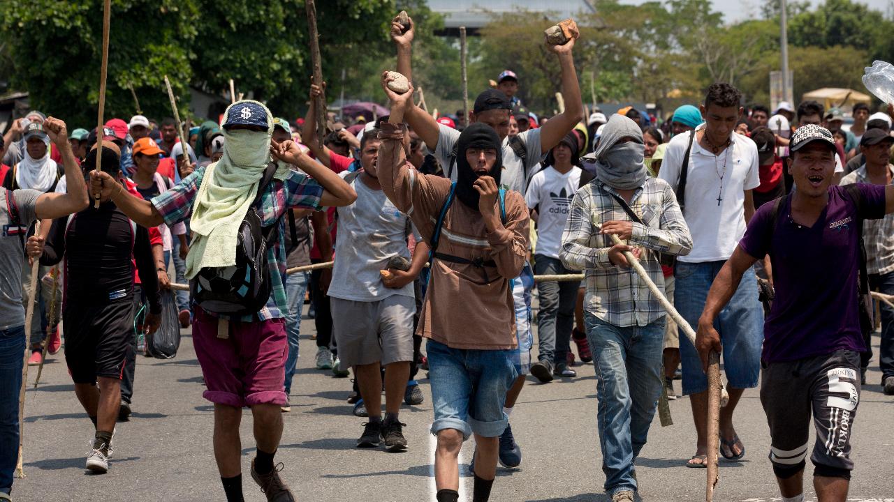 Mexican police crack down on migrant caravan