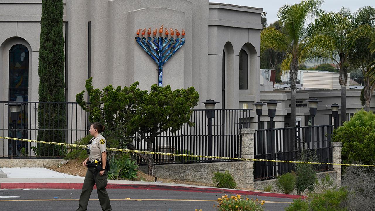 Synagogue shooting witness describes yelling and running at gunman