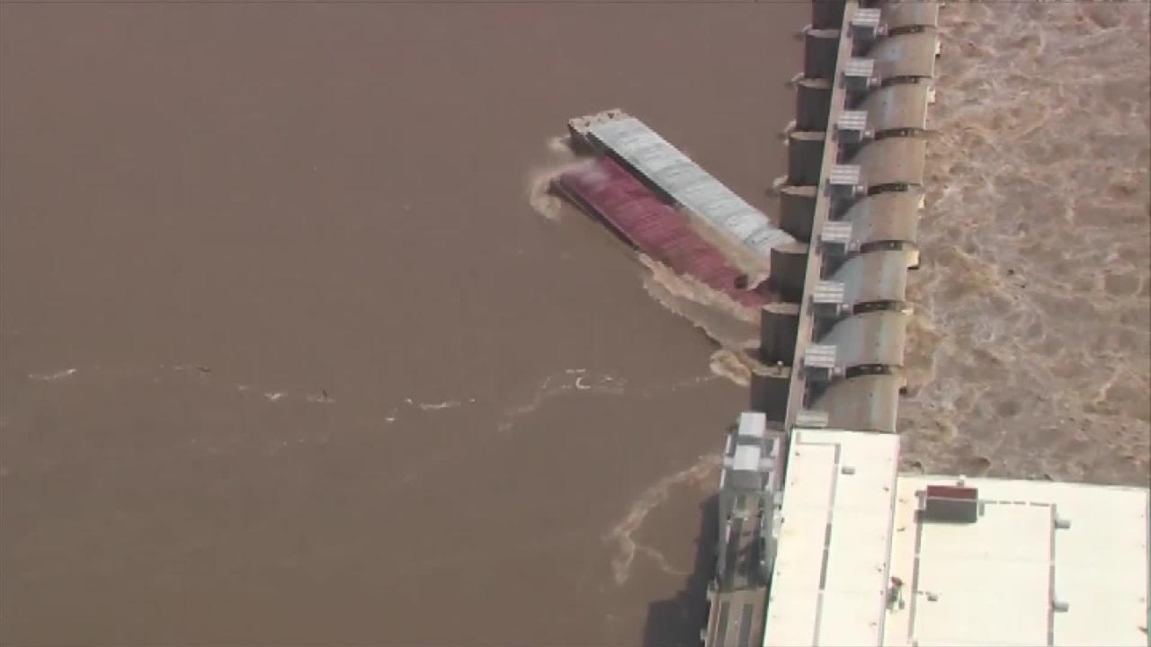 Raw video: Two unmoored barges strike a dam near Webbers Falls, Oklahoma