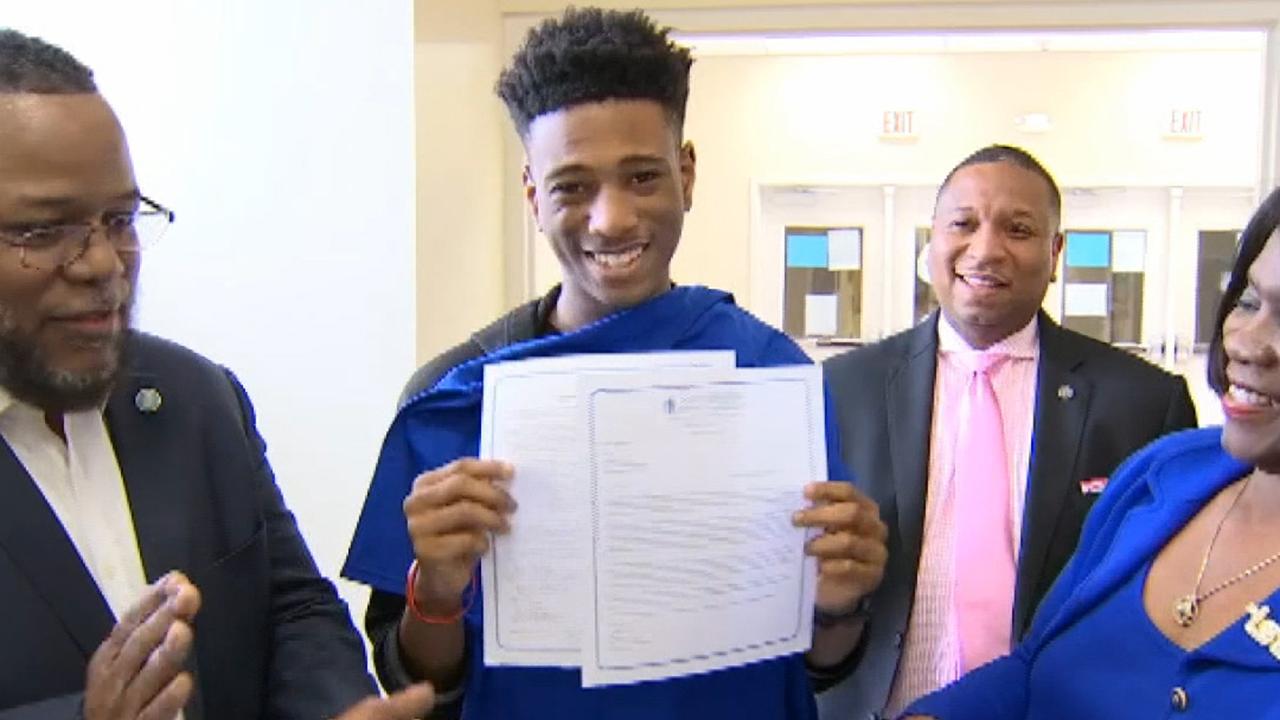 Homeless Tennessee teen becomes his school's valedictorian