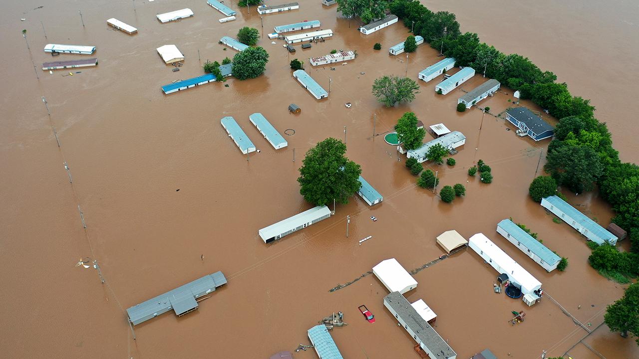 Oklahoma flooding victim says neighbors are ferrying supplies