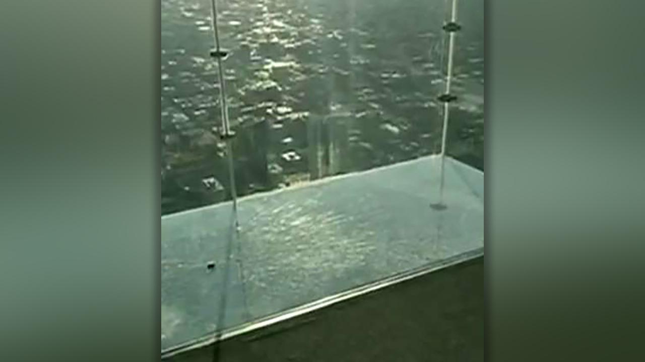 Protective layer on Willis Tower SkyDeck cracks under visitors' feet