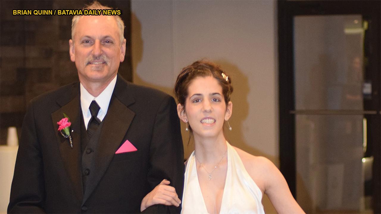 Father of teen with autism praised for taking his daughter to prom 