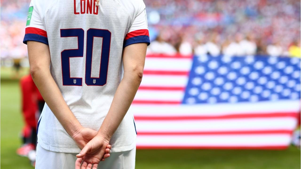 Allie Long briefly drops American flag, during World Cup celebration, Kelley O'Hara picks it up