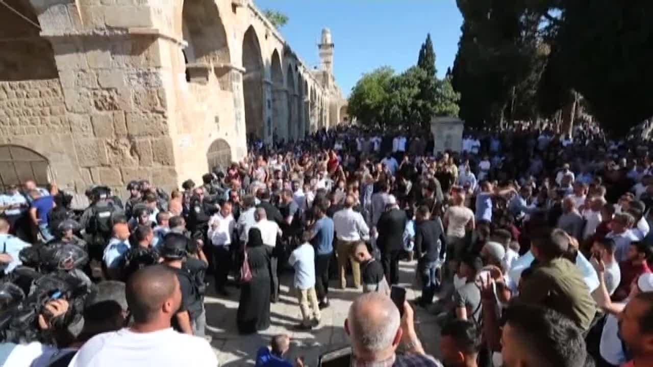 Raw video: Muslims clash with Israeli police at Jerusalem holy site