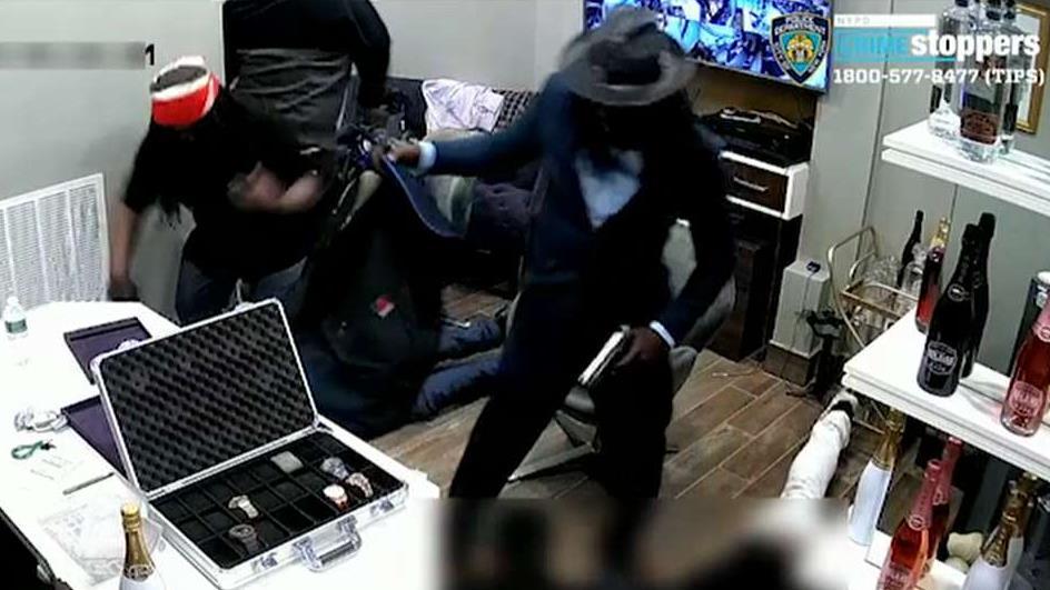 Brazen gun-toting thieves tie up employees, rob New York City jewelry store in broad daylight