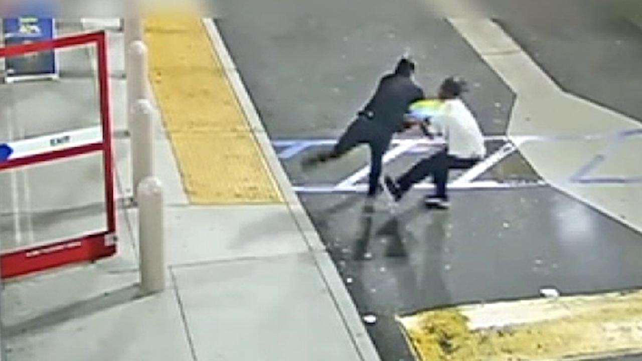 Raw video: Robbery suspects steals two cell phones, wards off pursuer with knife, peepers pray 