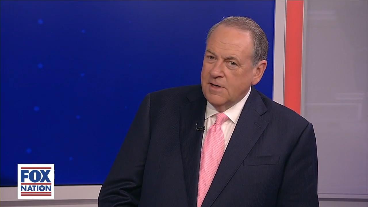 Mike Huckabee jokes about sharing spotlight with daughter Sarah: 'I don't mind sharing some of the public scorn'