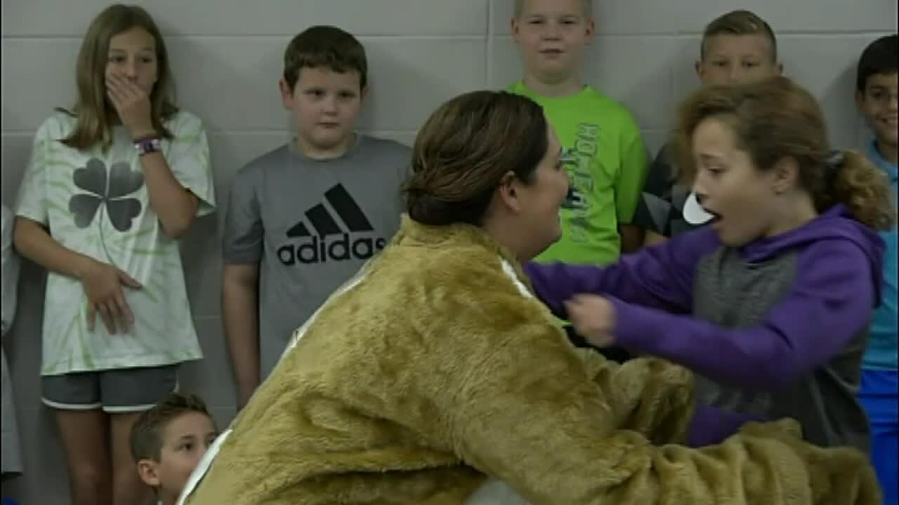 Military mom reunites with her daughter with a surprise at school	