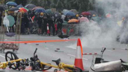 Hong Kong police shoot protester in close range