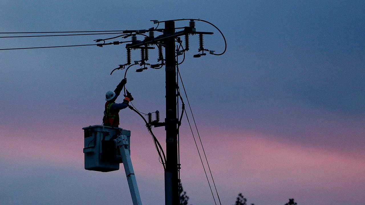 Hundreds of thousands of California residents to lose power in bid to prevent wildfires