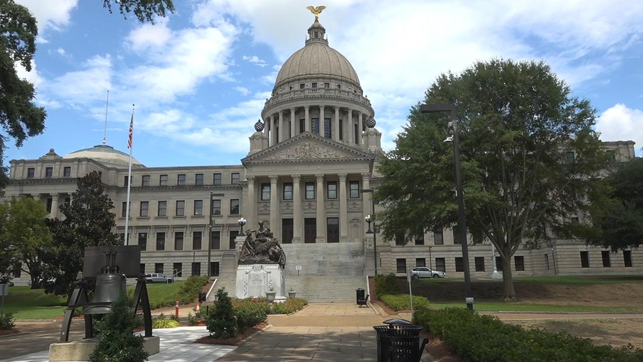 Mississippi's tight gubernatorial race wraps up Tuesday night