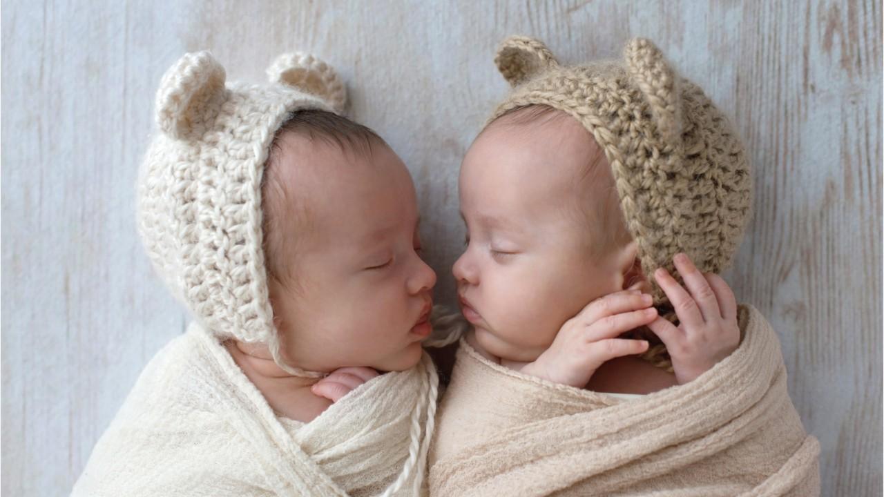 U.K. Mom captures twin boys hugging before naptime