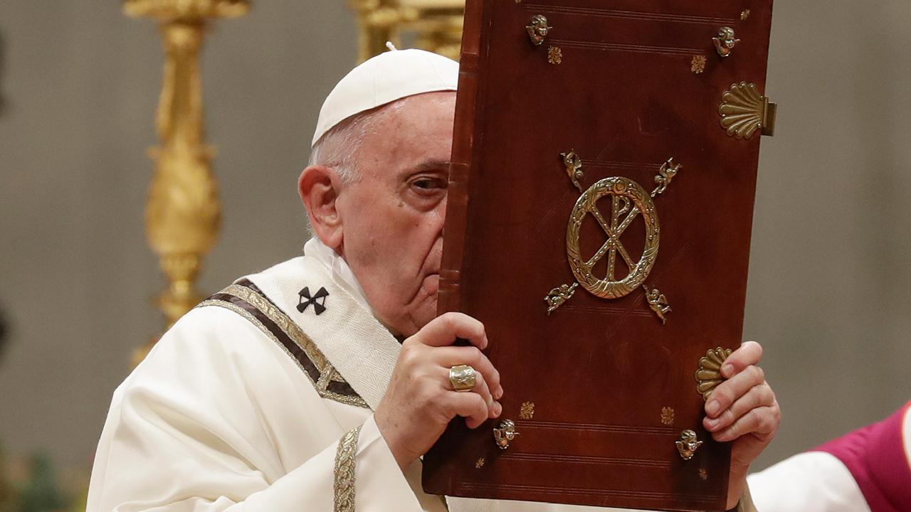 Pope Francis offers Christmas message of unity