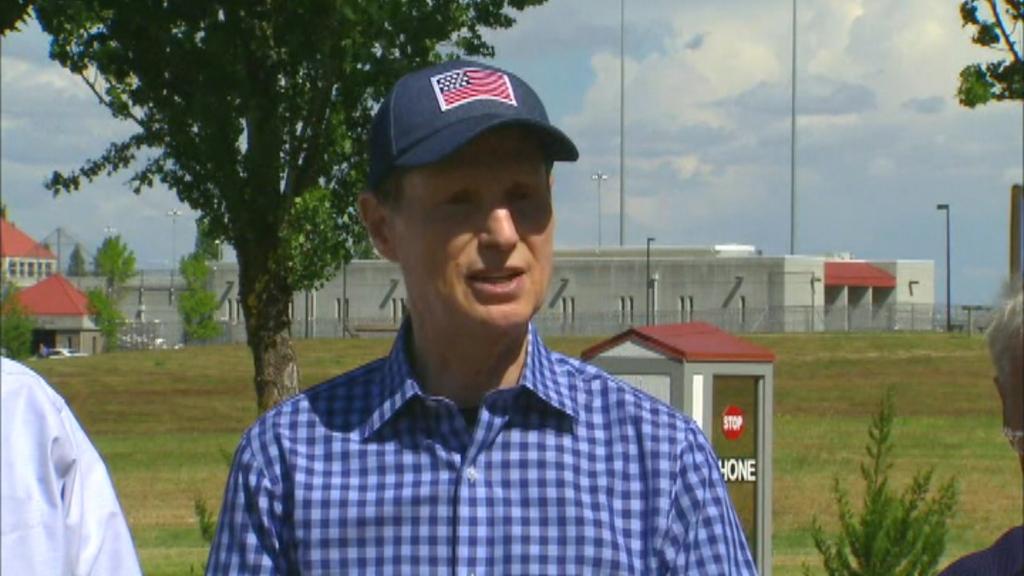 Sen. Wyden speaks on immigration policy and treatment