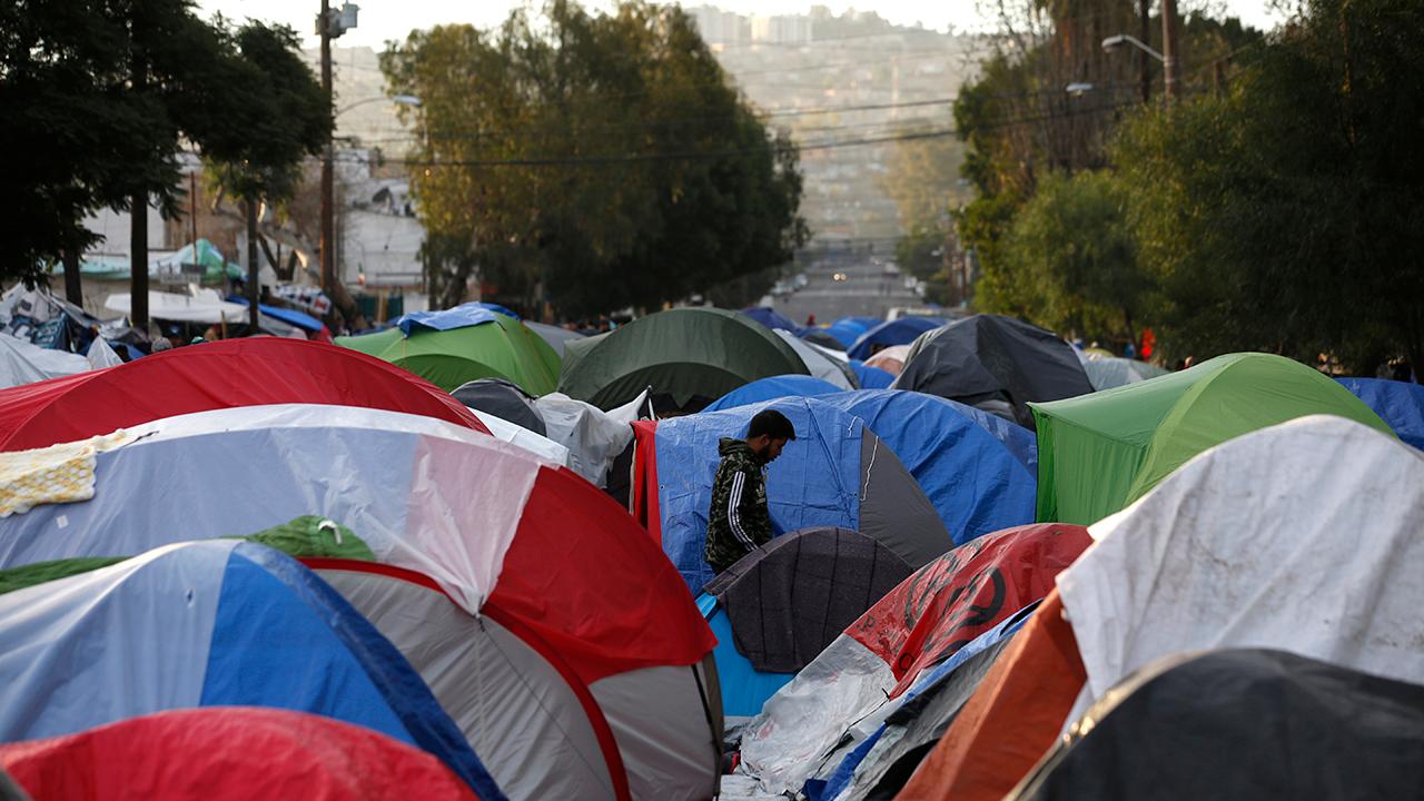 Migrant caravan divided into two groups in Tijuana