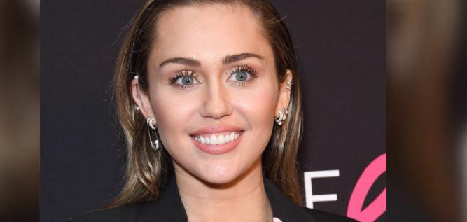 Miley Cyrus Shows Off Her Abs In Skimpy Black Bikini Fox News 