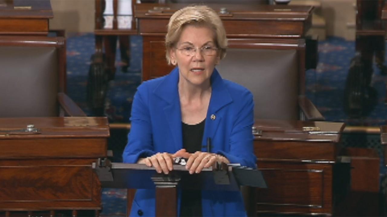 엘리자베스 워렌 (Elizabeth Warren)은 낙태에 대한 비덴 (Biden) 도전에 도전했다. 트럼프는 '수갑에 있어야한다'고 말했다.