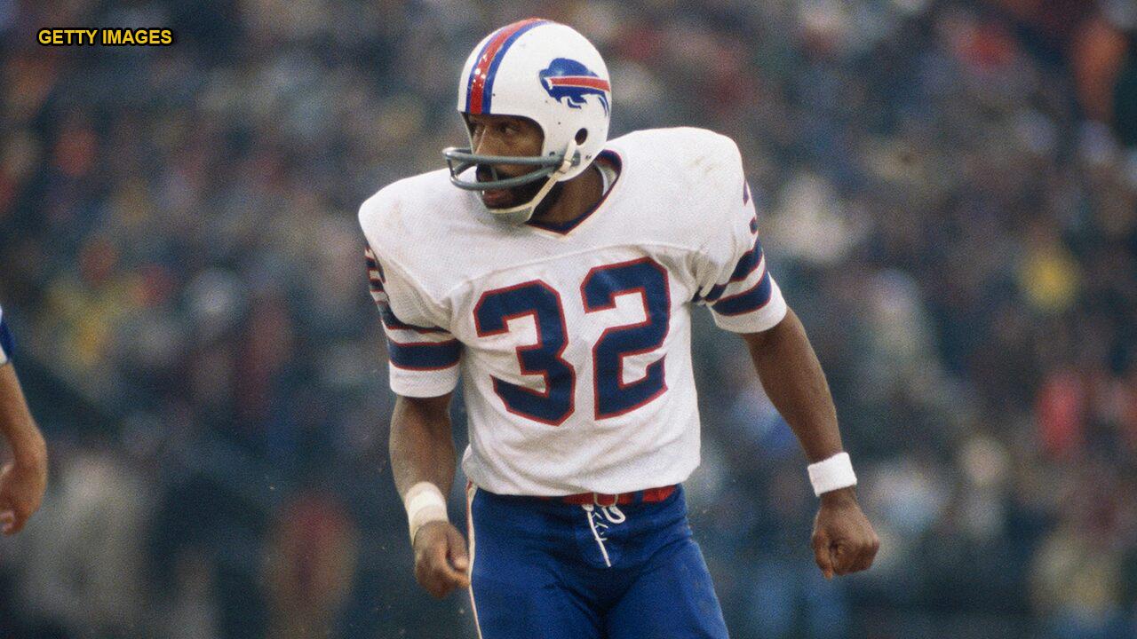 O J Simpson S Jersey 32 Returns To A Buffalo Bills Player For The First Time In Over 40 Years Fox News Video