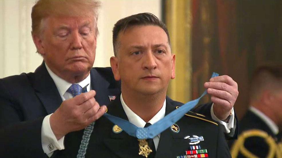 do medal of honor recipients have to wear the medal