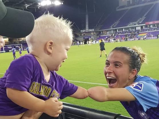 Orlando Pride soccer player, 1-year-old fan, both with 1 arm, greet in heartwarming photo